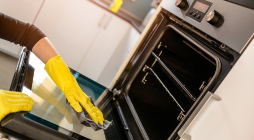 https://www.ovenclean.com/wp-content/uploads/2019/03/rg-cleaning-inside-oven-door-506x280.jpg