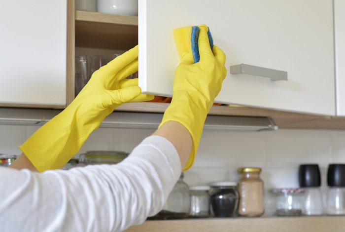 Cómo quitar las manchas de grasa de los muebles de la cocina