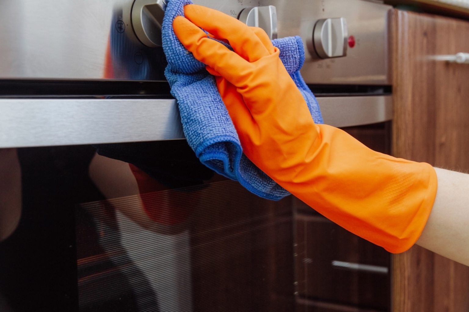 What are the Best Tools for Cleaning Your Oven? Ovenclean